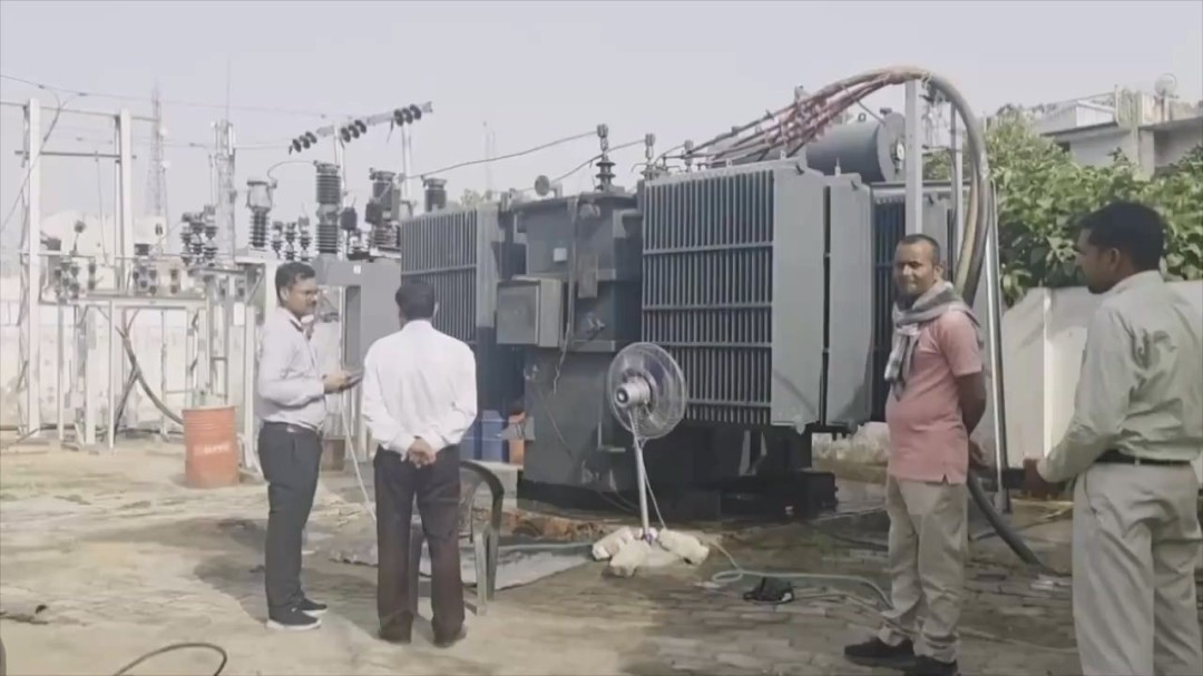 真·水冷散热！印度50℃高温，电工竟给带电变压器浇水降温