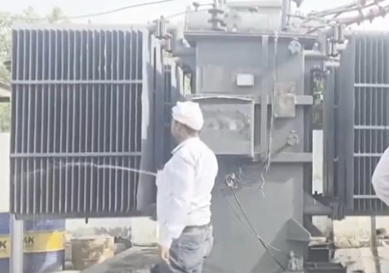 真·水冷散热!印度50℃高温,电工竟给带电变压器浇水降温 - 插图1