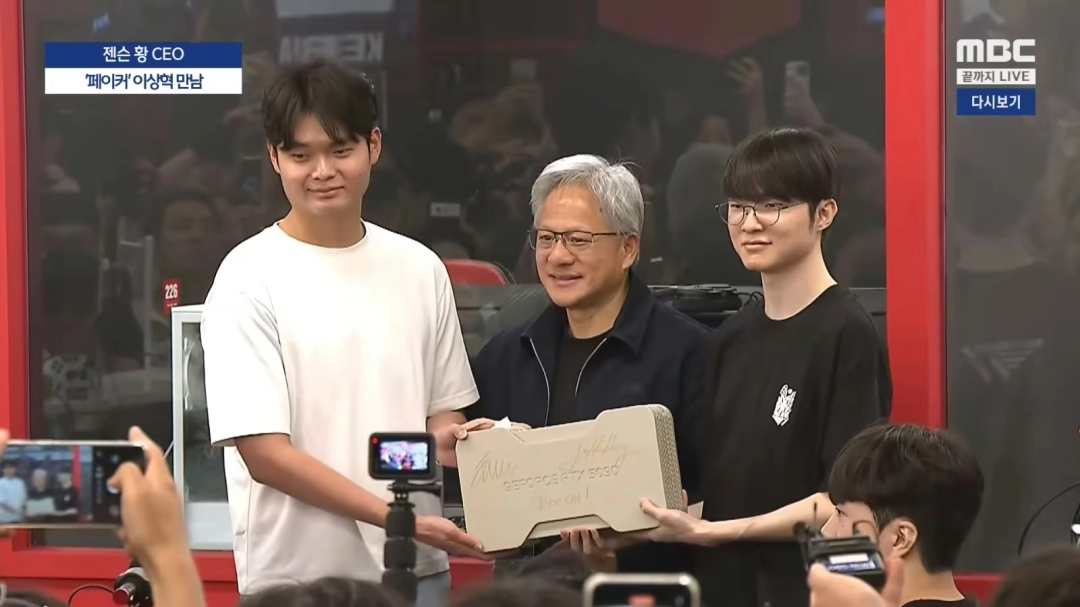 老黄会师Faker!笑称4070为古董,送双签5090 - 插图1