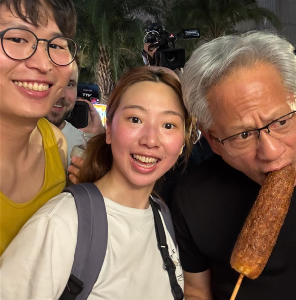 施展钞能力?黄仁勋夜市全场买单换插队买玉米,网友吵翻了 - 插图1